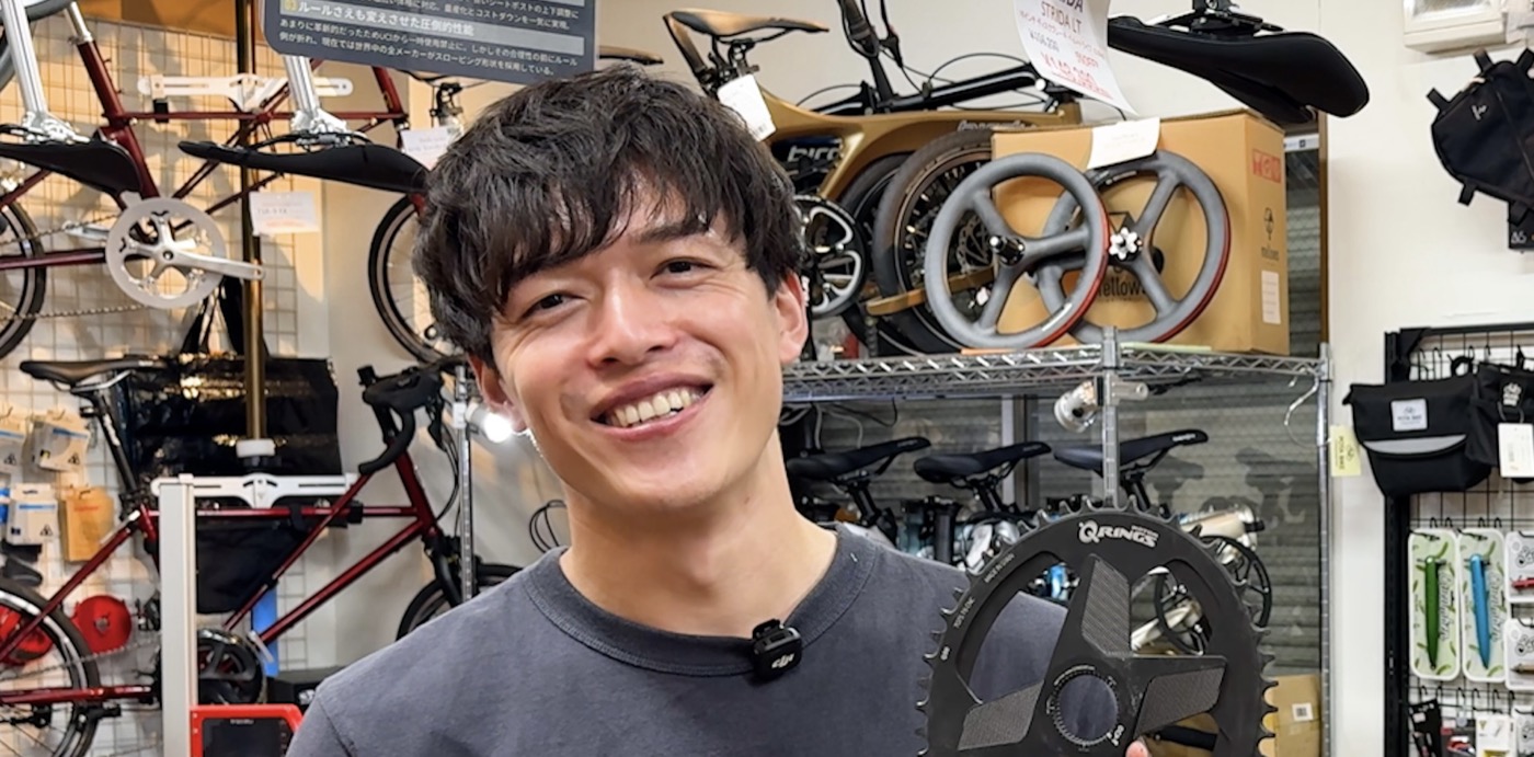 和田サイクルの店内に立つ和田真